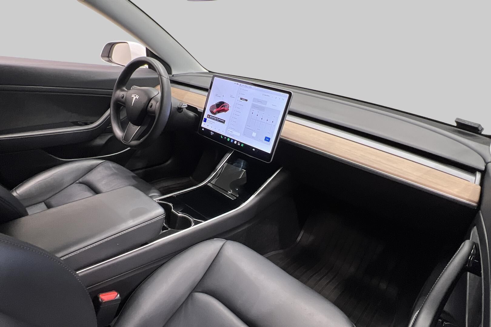 TESLA MODEL 3 iso kuva 30