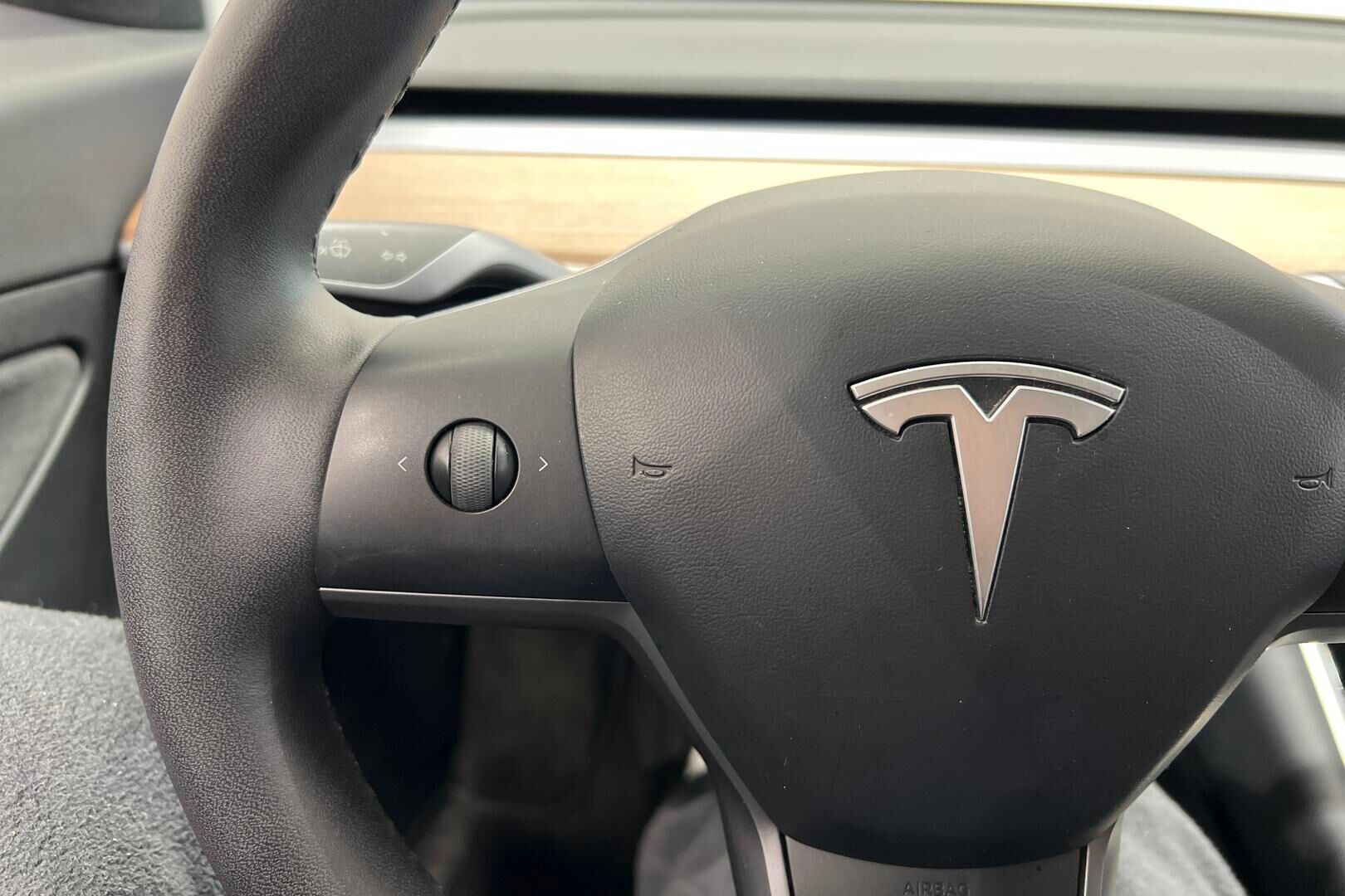 TESLA MODEL 3 iso kuva 14