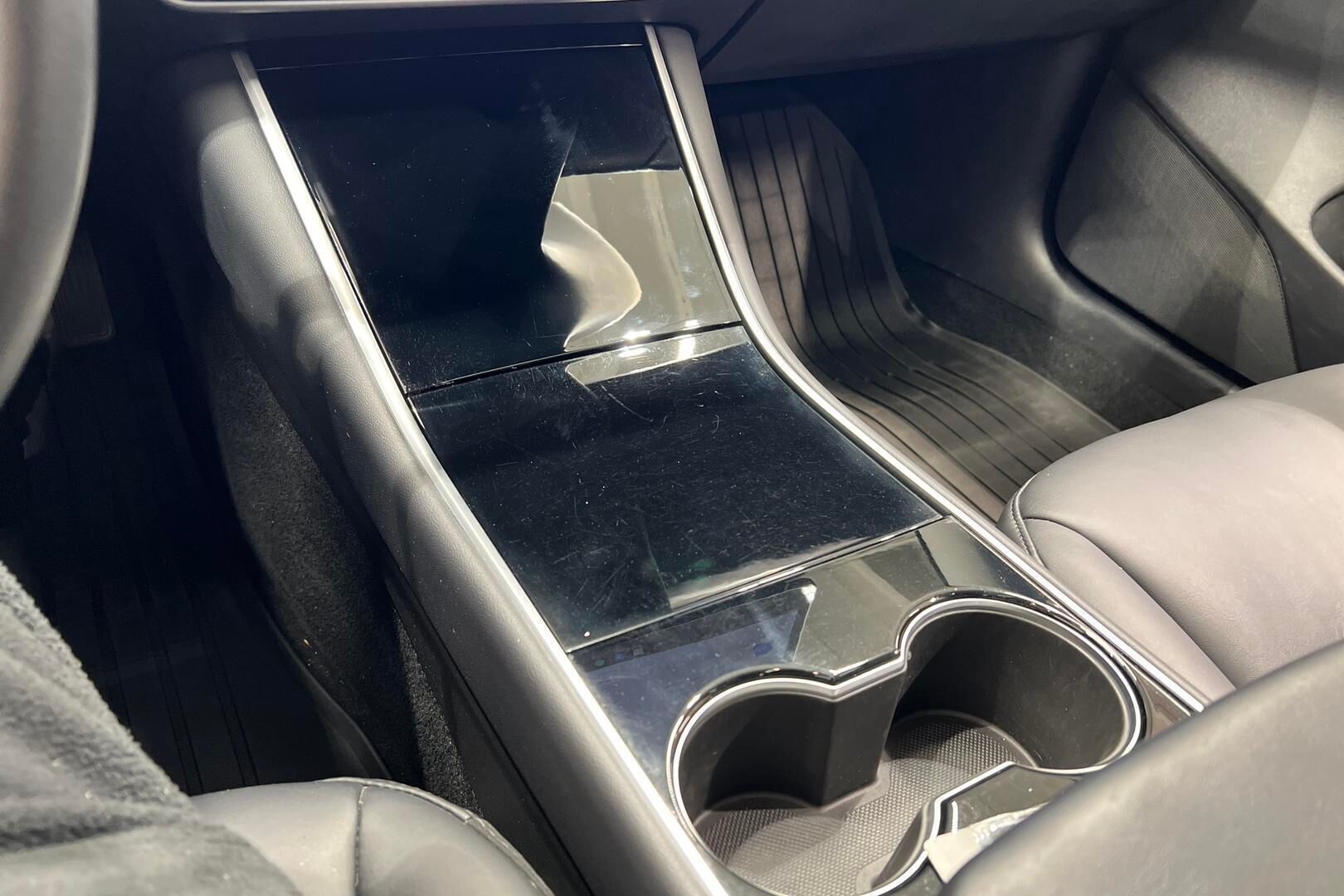 TESLA MODEL 3 iso kuva 23