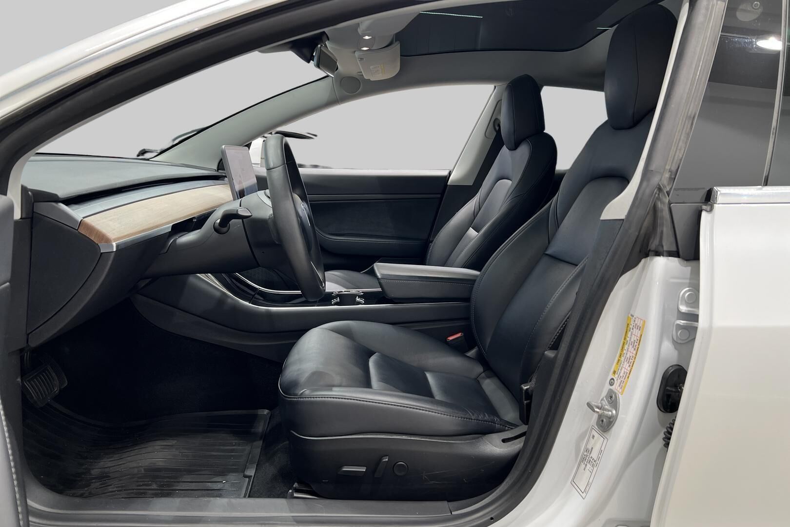 TESLA MODEL 3 iso kuva 9