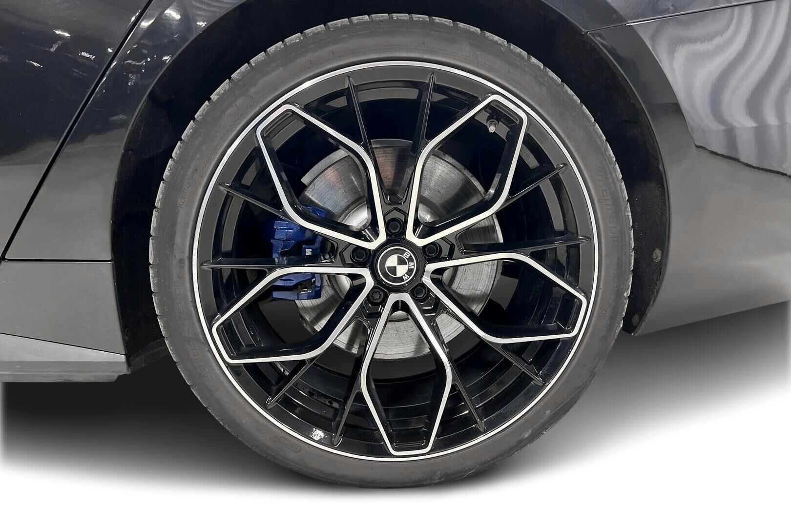 BMW i4 iso kuva 10