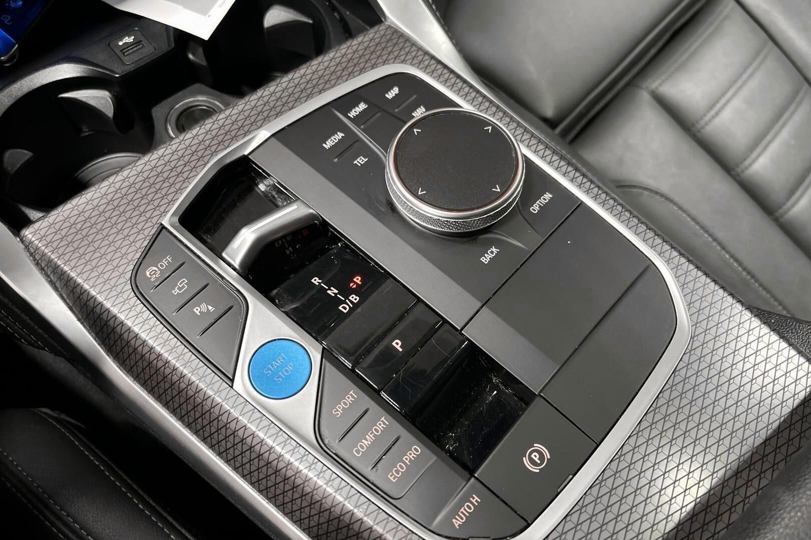 BMW i4 iso kuva 13
