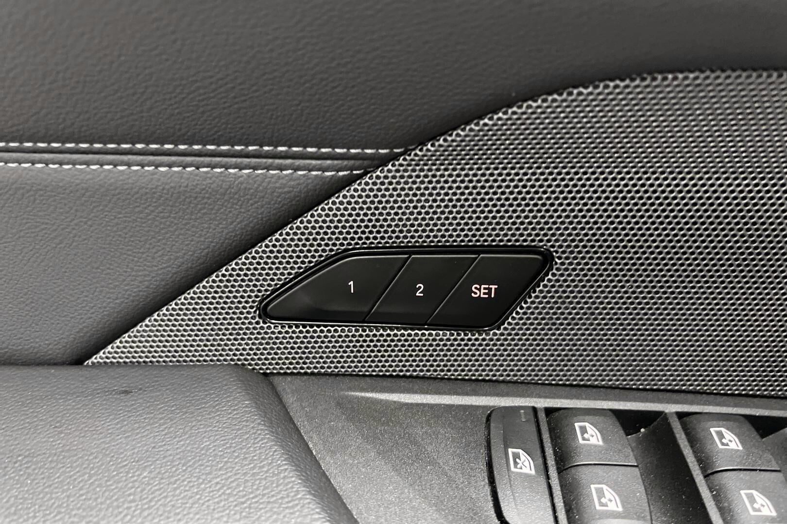BMW i4 iso kuva 16
