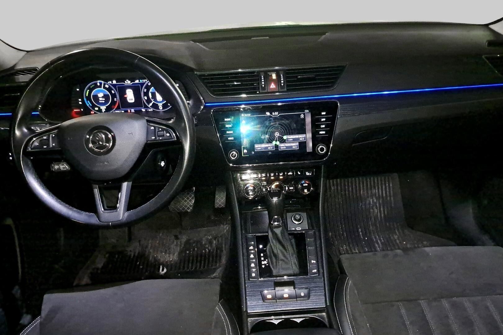 Skoda Superb iso kuva 1