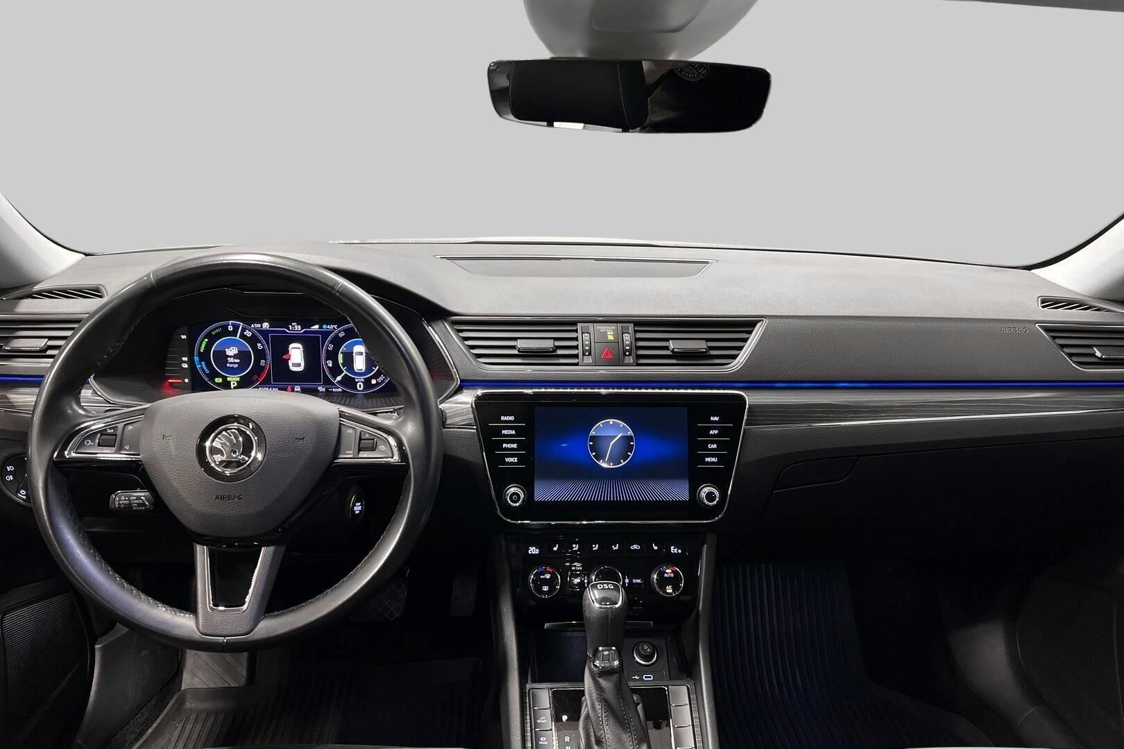 Skoda Superb iso kuva 11