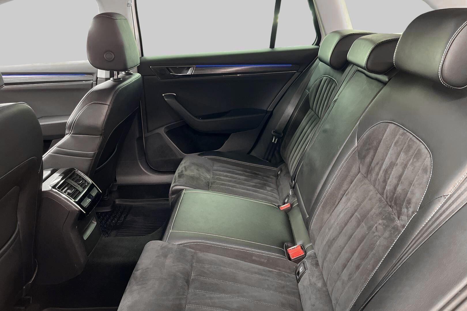 Skoda Superb iso kuva 11