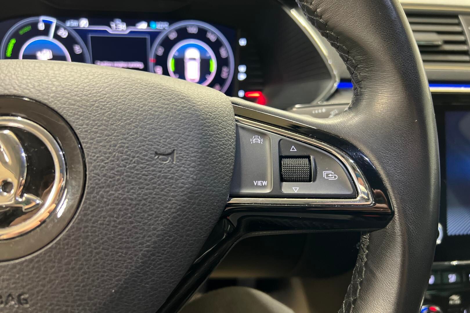 Skoda Superb iso kuva 17