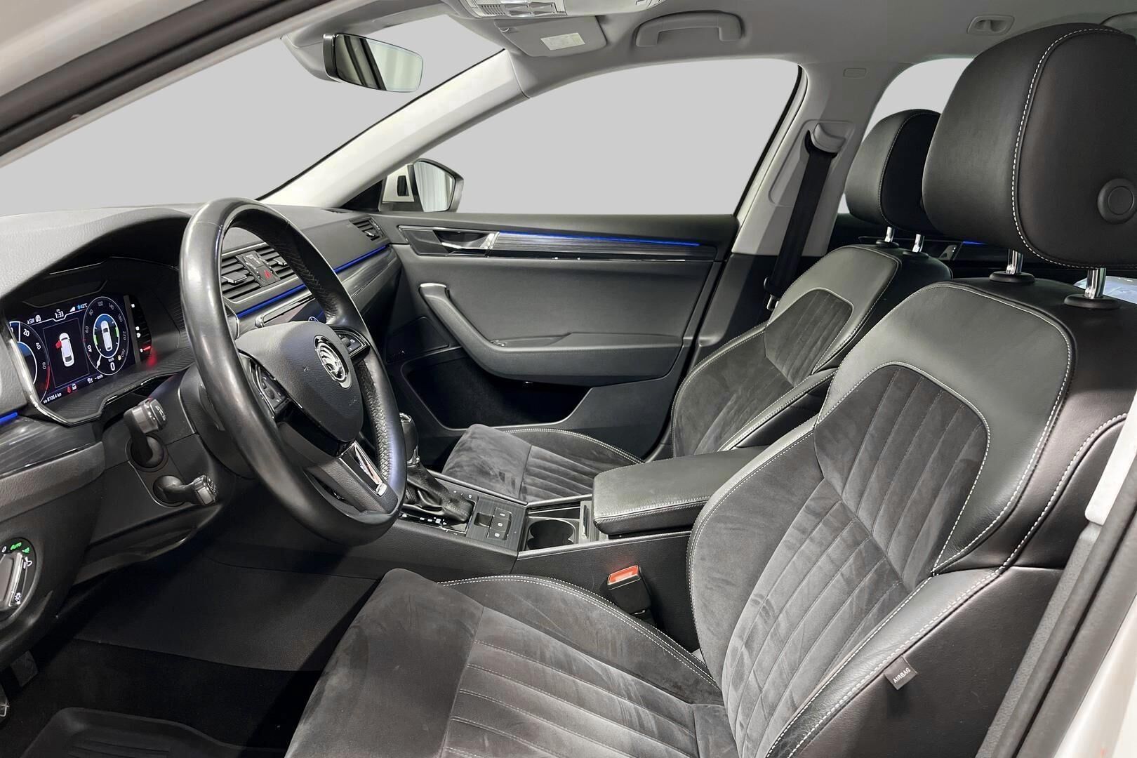 Skoda Superb iso kuva 8