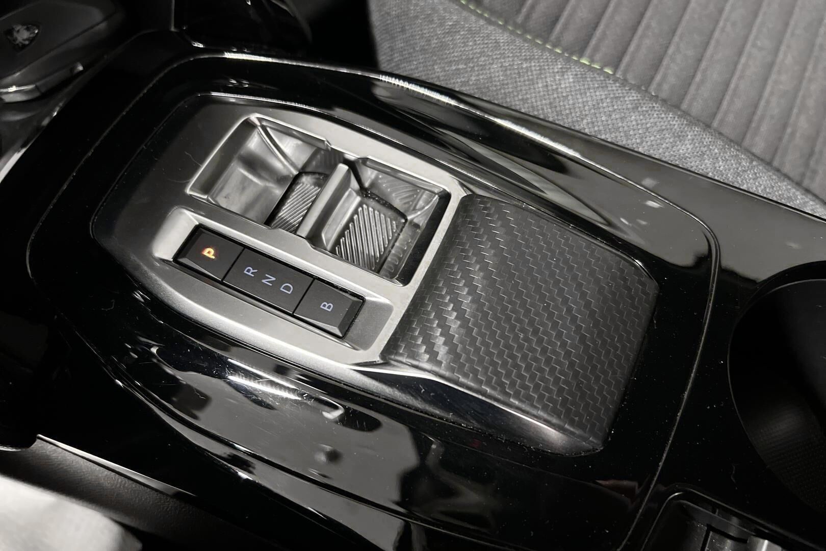 Peugeot e-2008 iso kuva 15