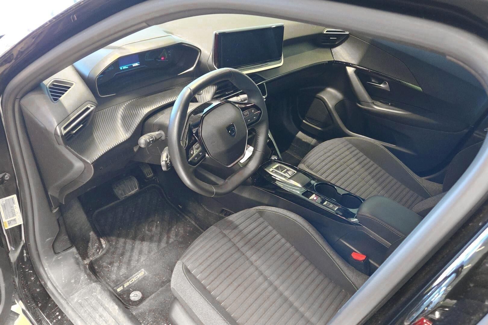 Peugeot e-2008 iso kuva 2