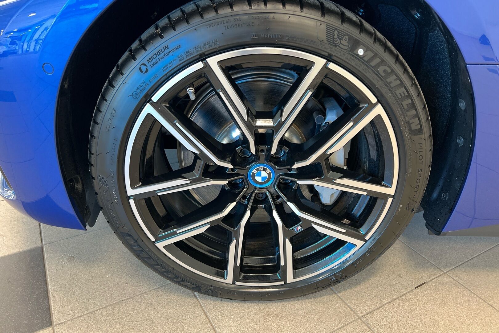 BMW i4 iso kuva 10