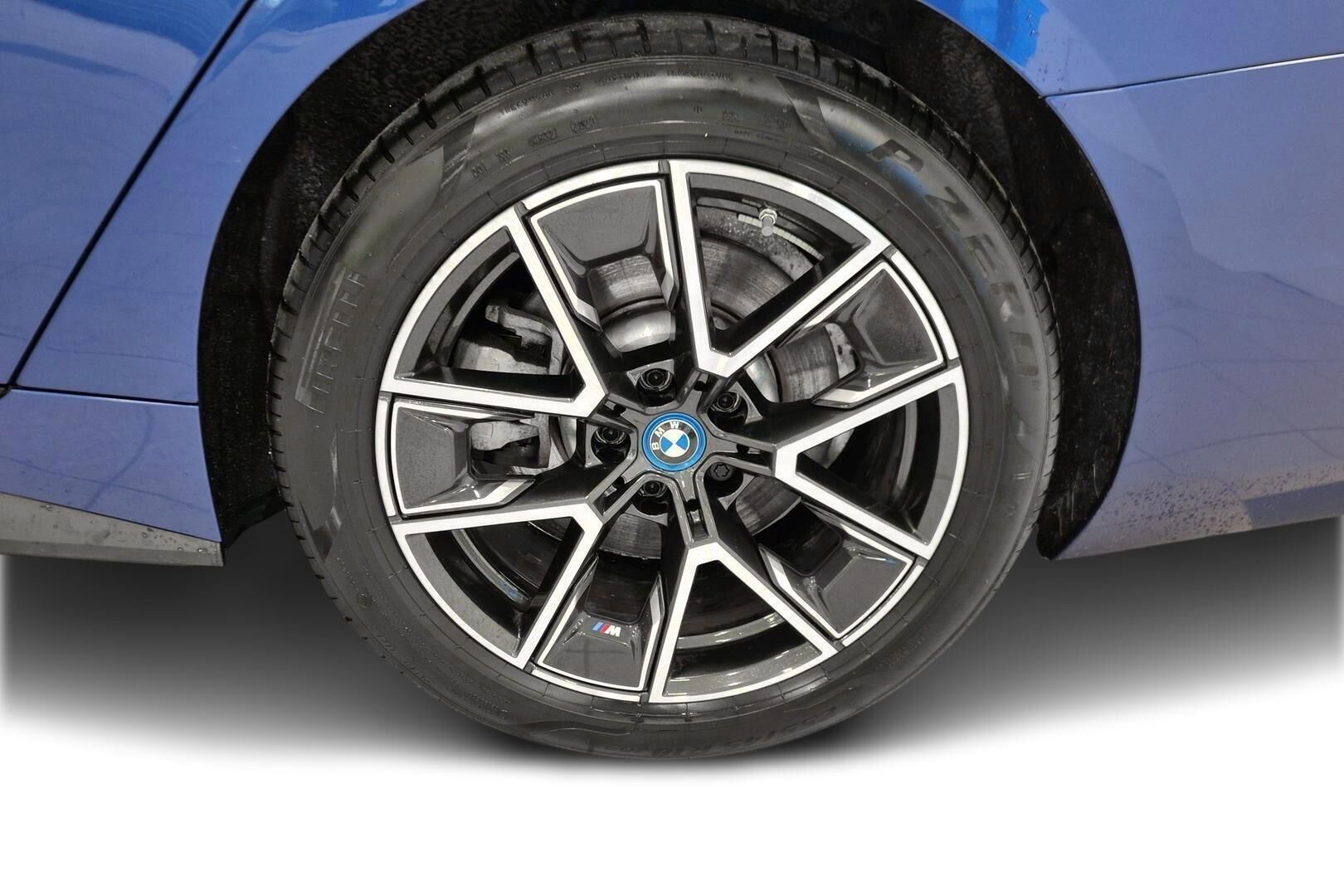 BMW i4 iso kuva 12