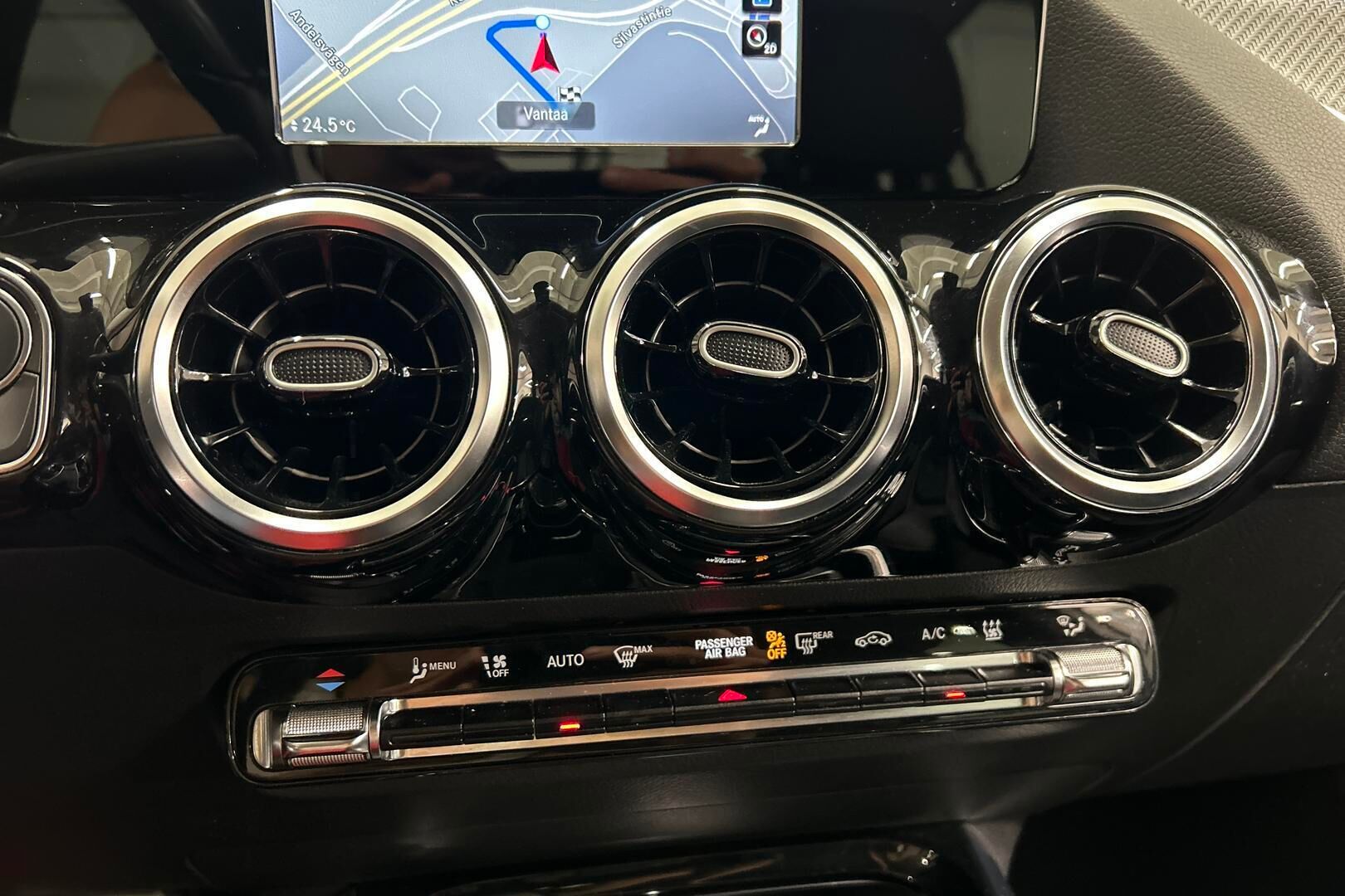 Mercedes-Benz GLA iso kuva 23