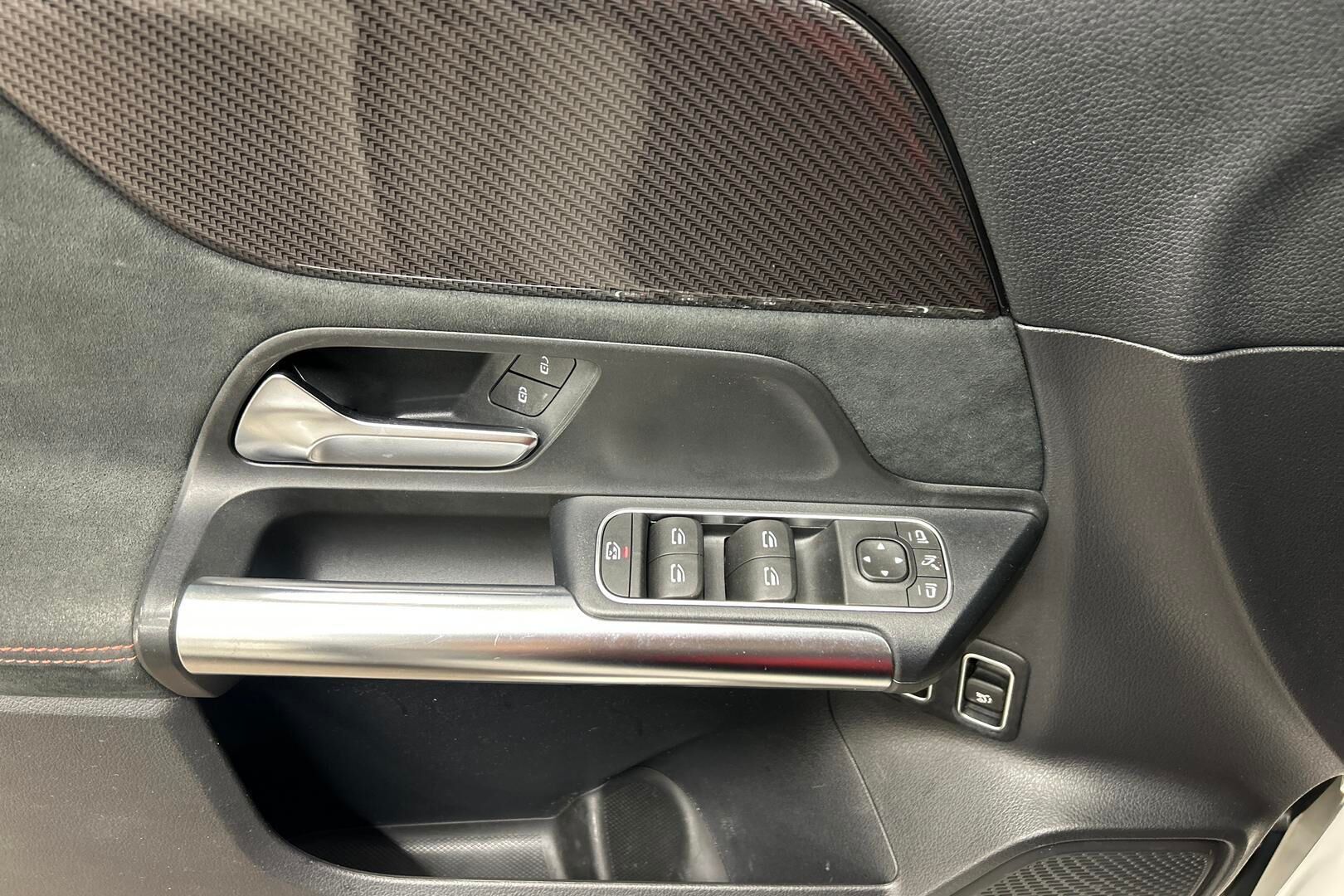 Mercedes-Benz GLA iso kuva 17