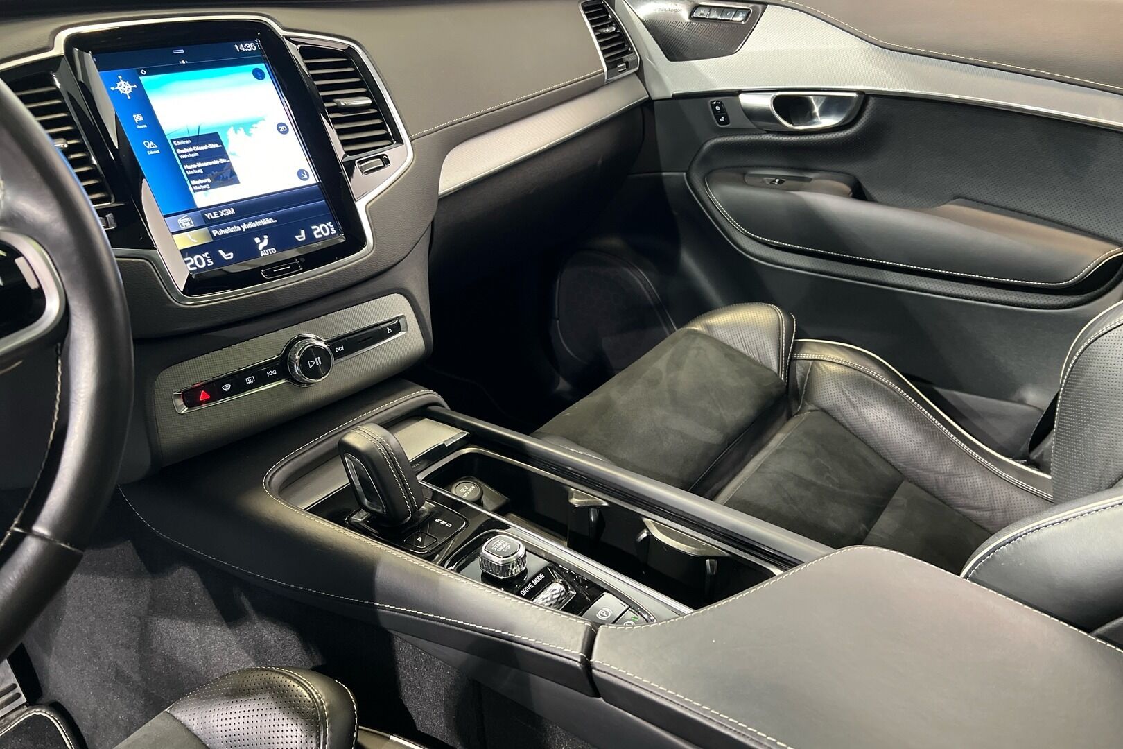 VOLVO XC90 iso kuva 8