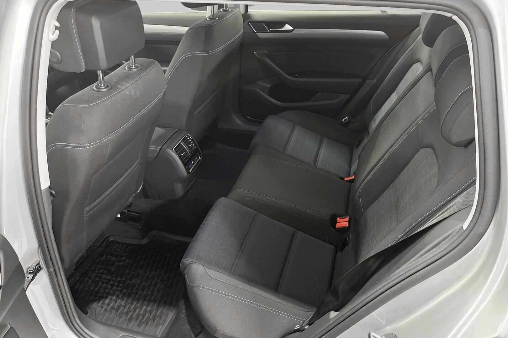 Volkswagen Passat iso kuva 9