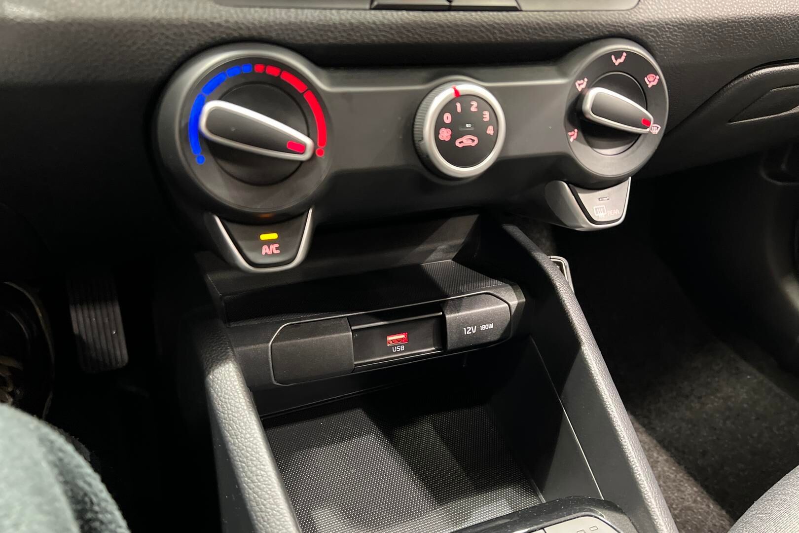 Kia Stonic iso kuva 14