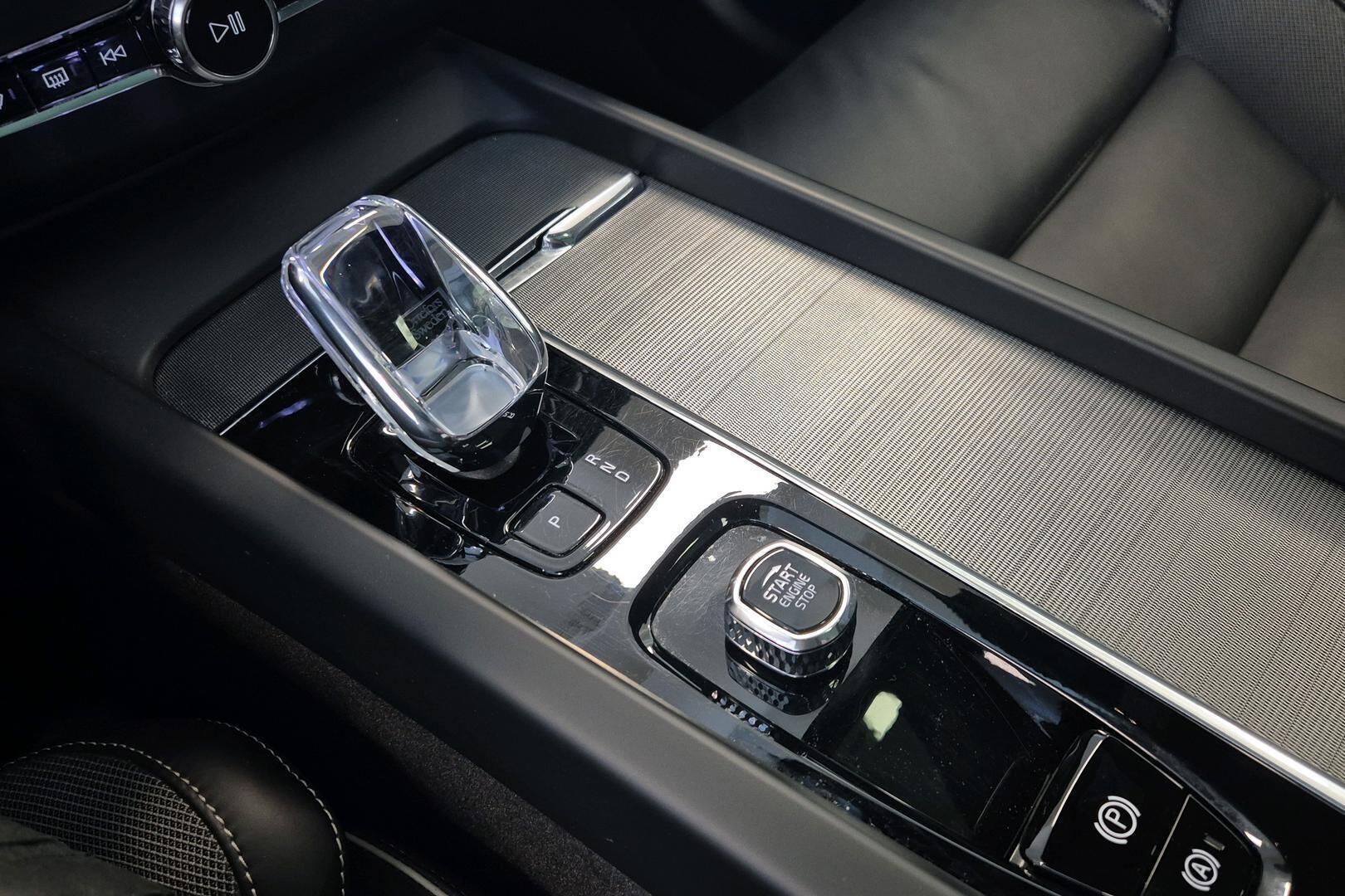 Volvo XC60 iso kuva 17