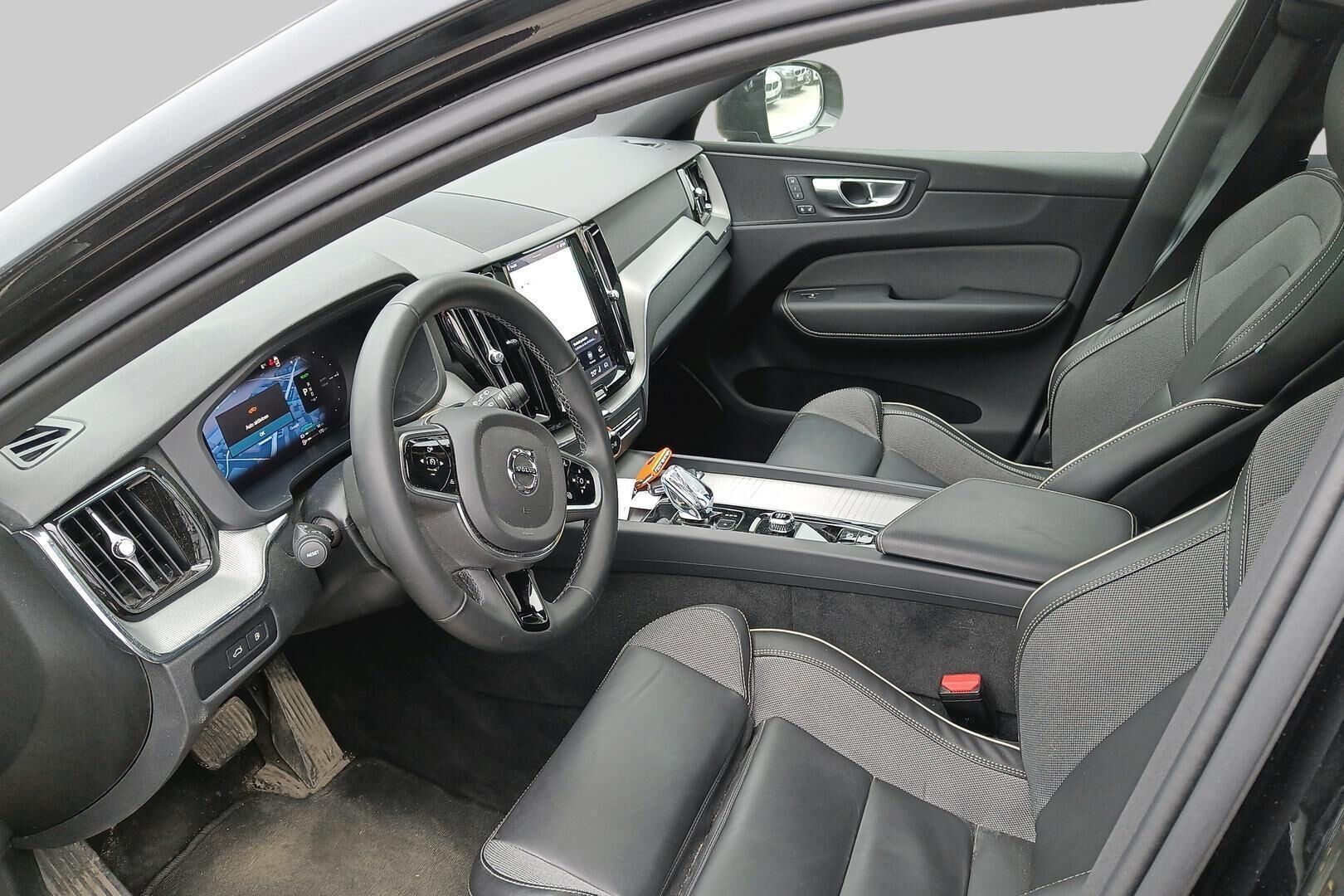 Volvo XC60 iso kuva 2