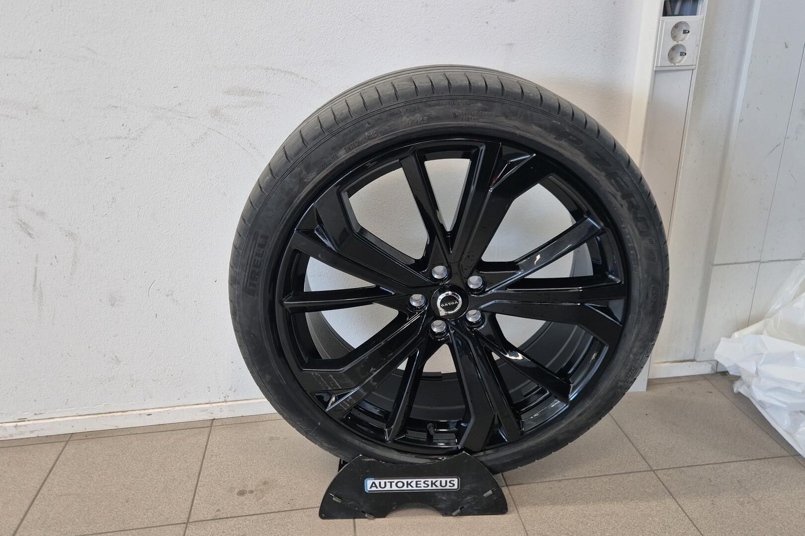 Volvo XC60 iso kuva 24