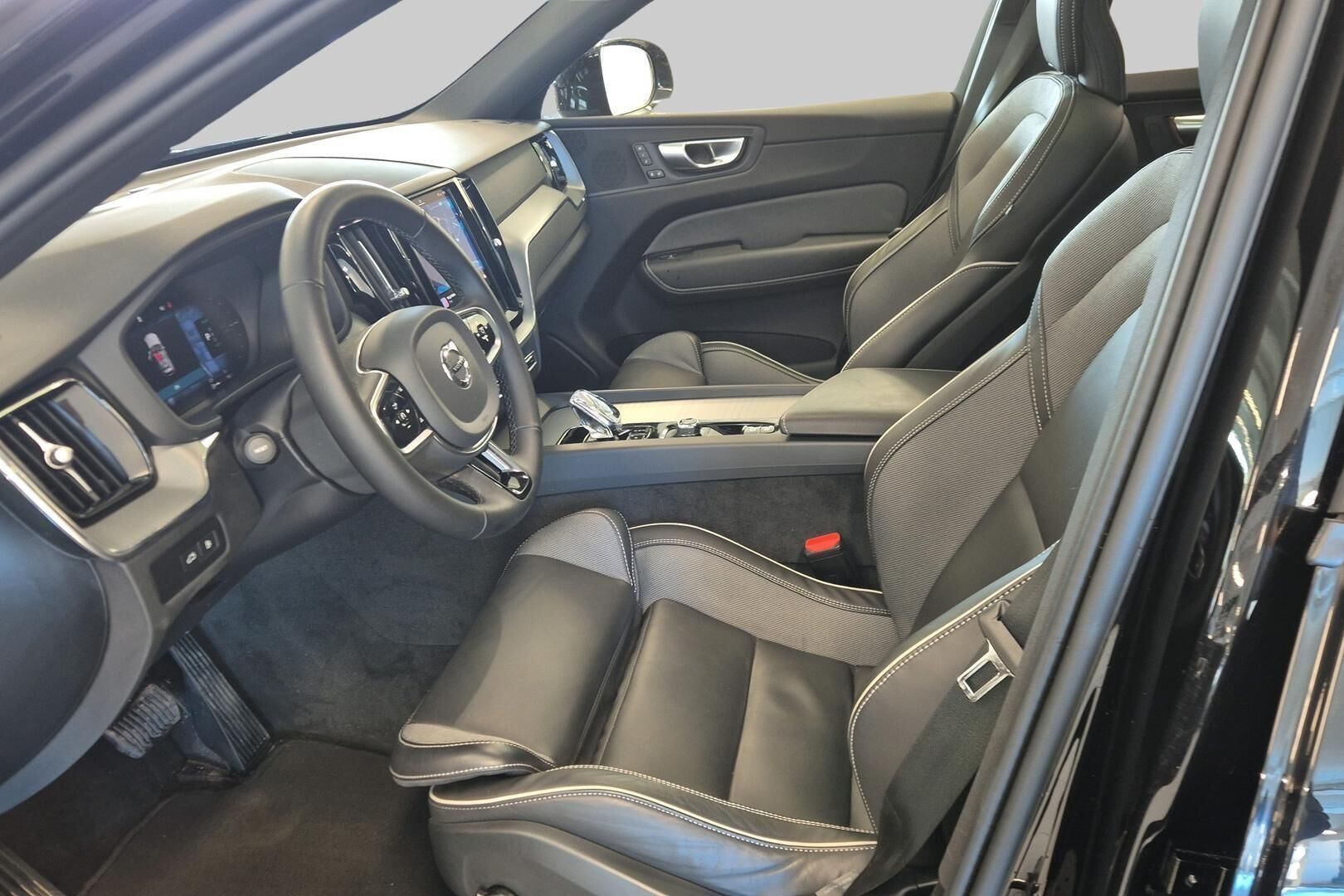 Volvo XC60 iso kuva 9