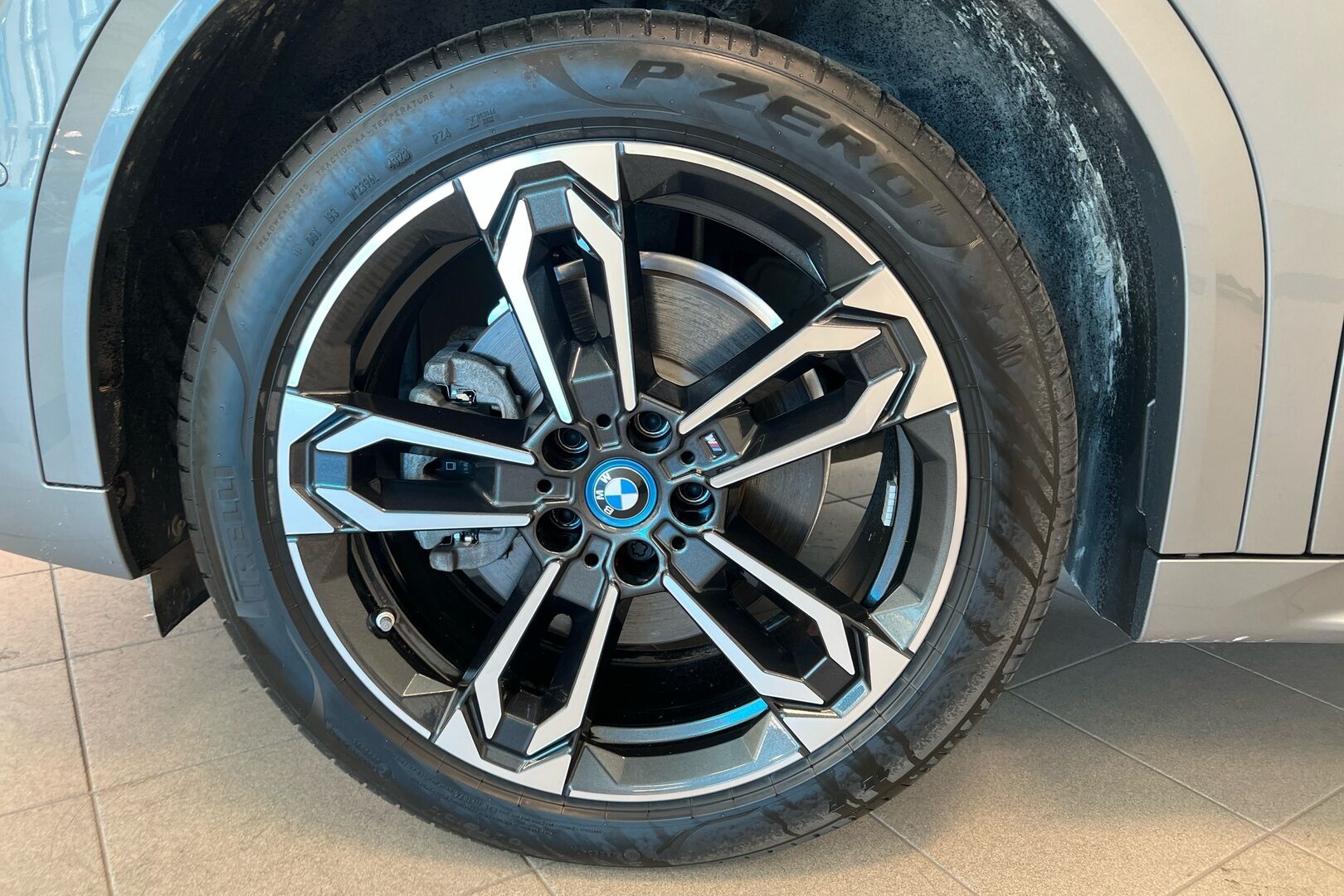 BMW iX2 iso kuva 10