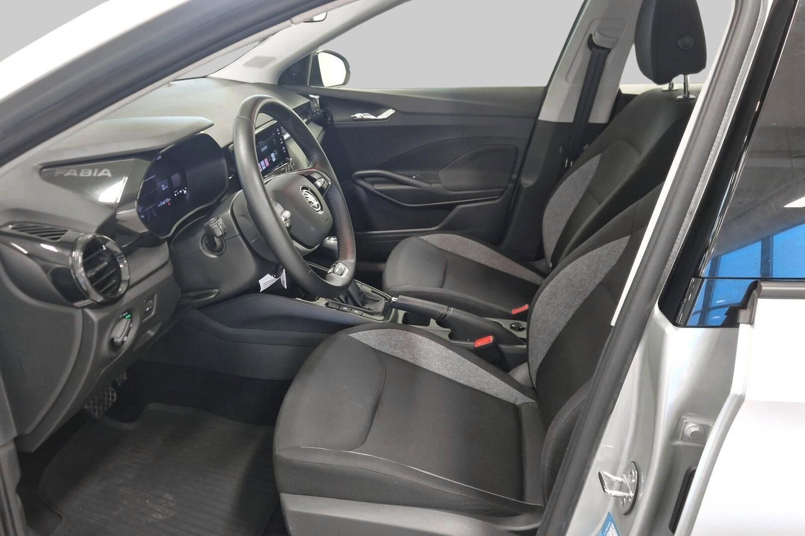 Skoda Fabia iso kuva 8