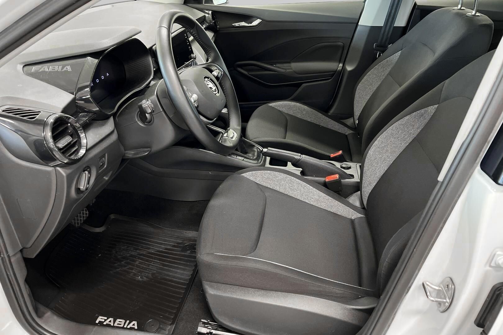 Skoda Fabia iso kuva 9