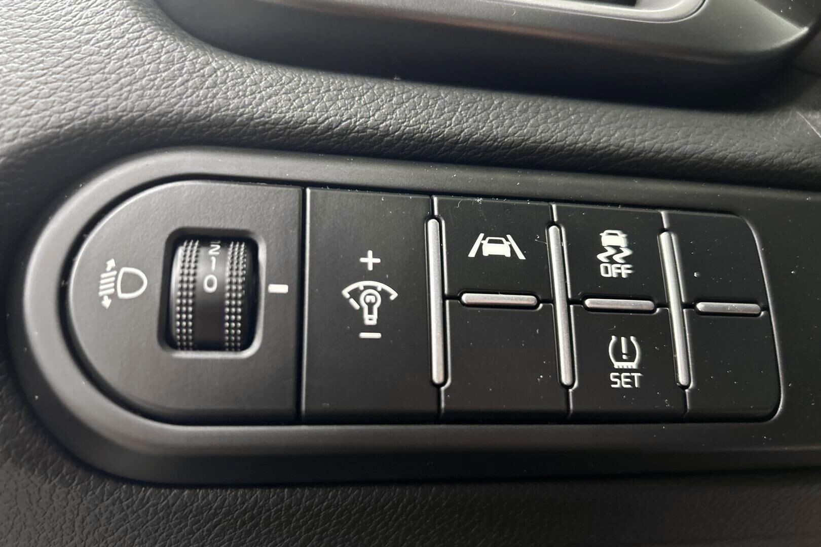 Kia Ceed iso kuva 24