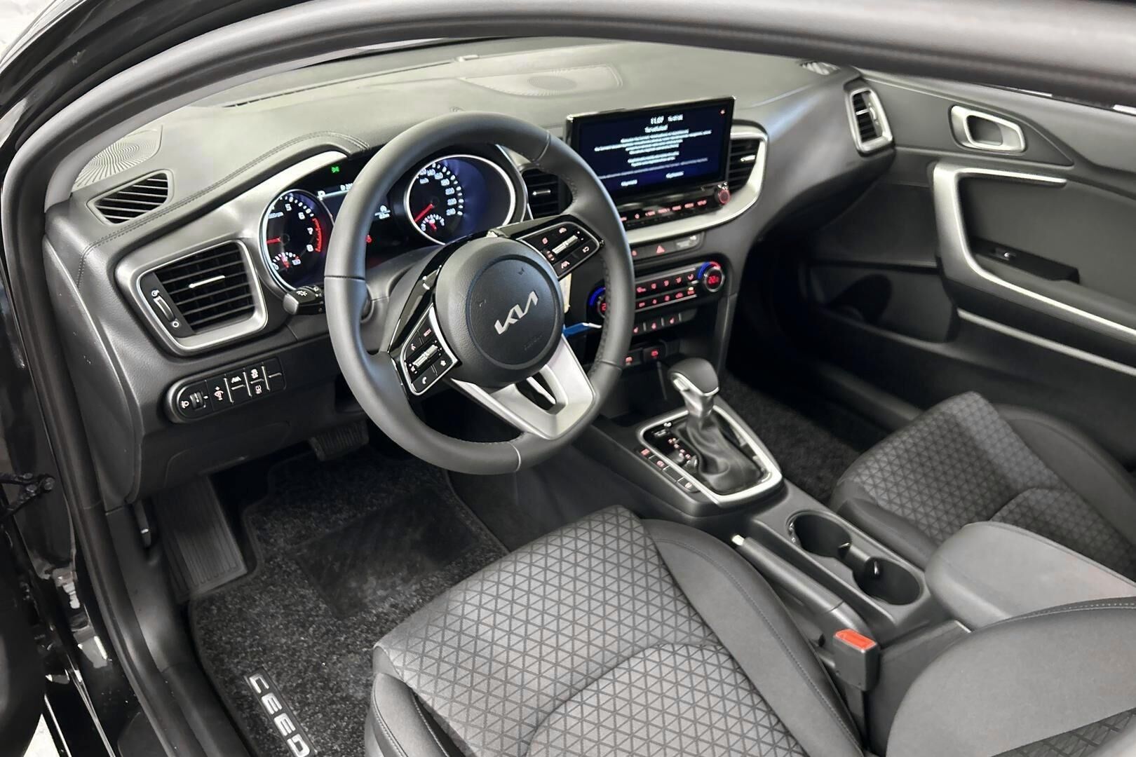 Kia Ceed iso kuva 14