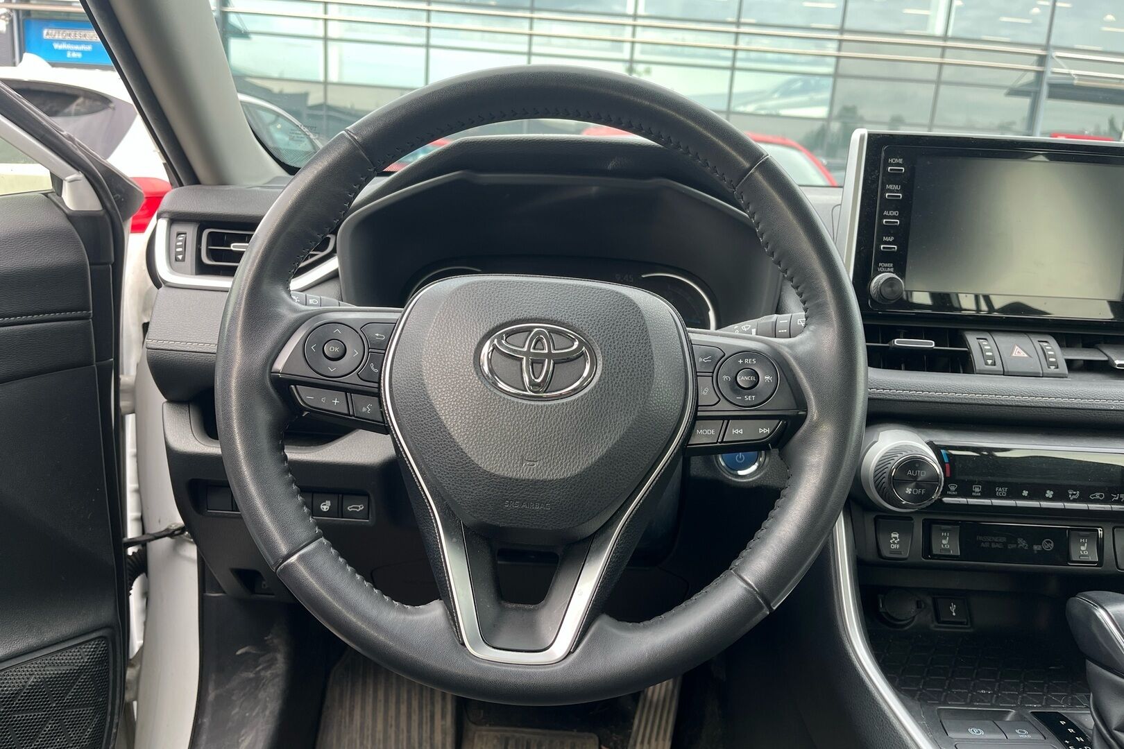 Toyota RAV4 iso kuva 1