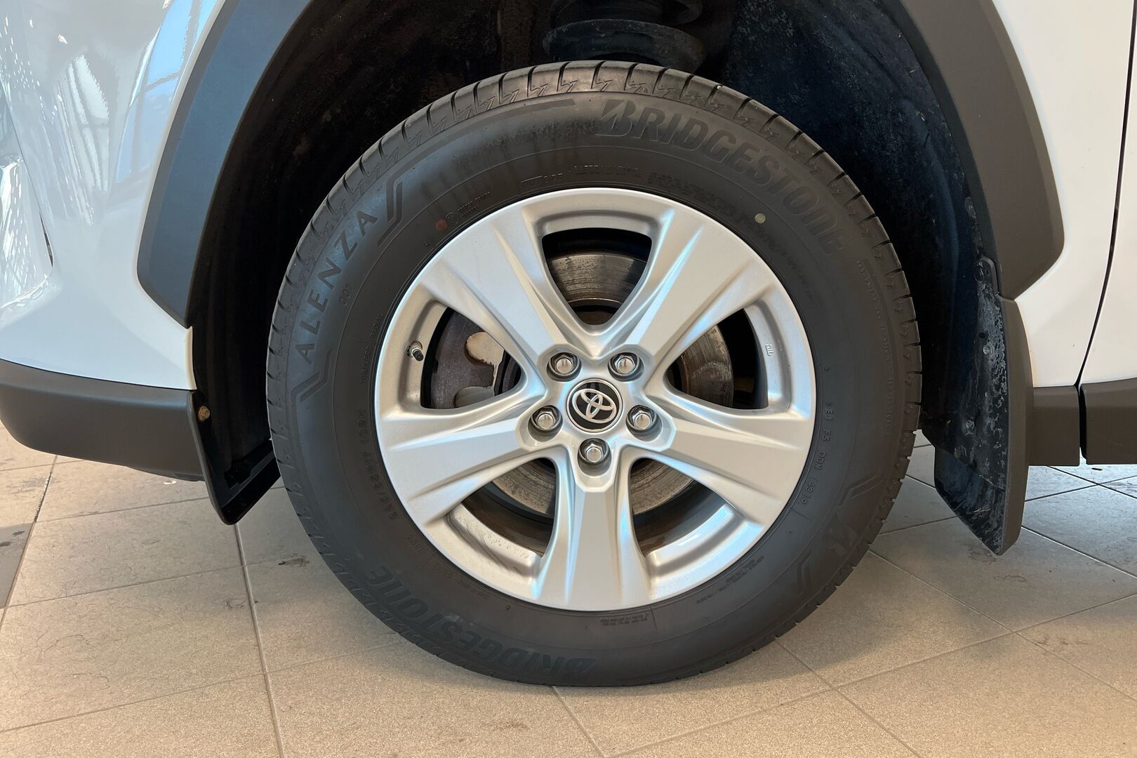 Toyota RAV4 iso kuva 11