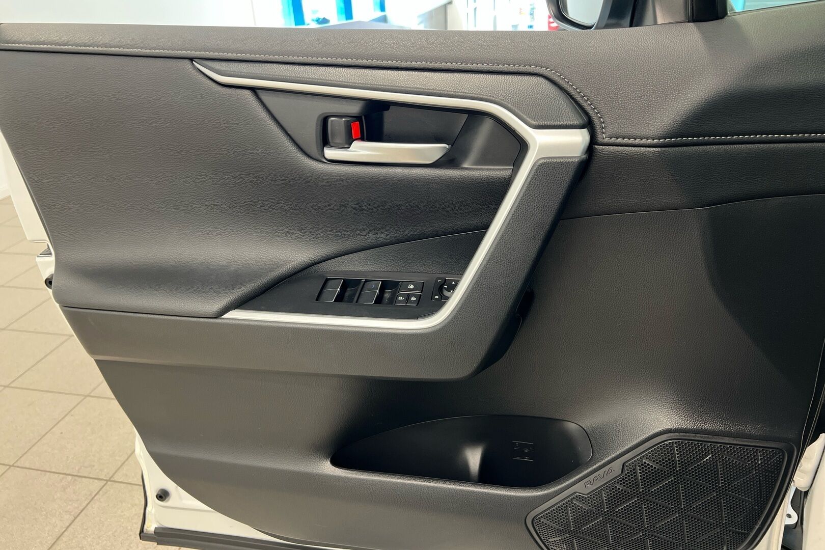 Toyota RAV4 iso kuva 18