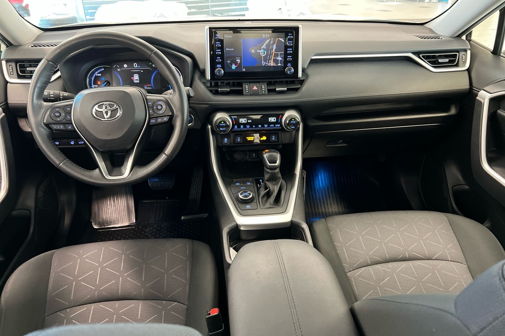 Toyota RAV4 iso kuva 19