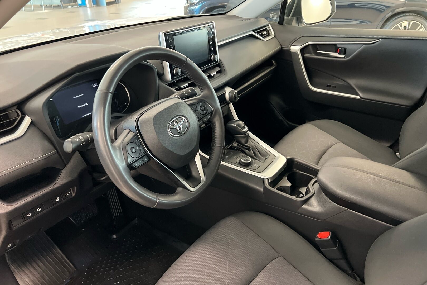 Toyota RAV4 iso kuva 7