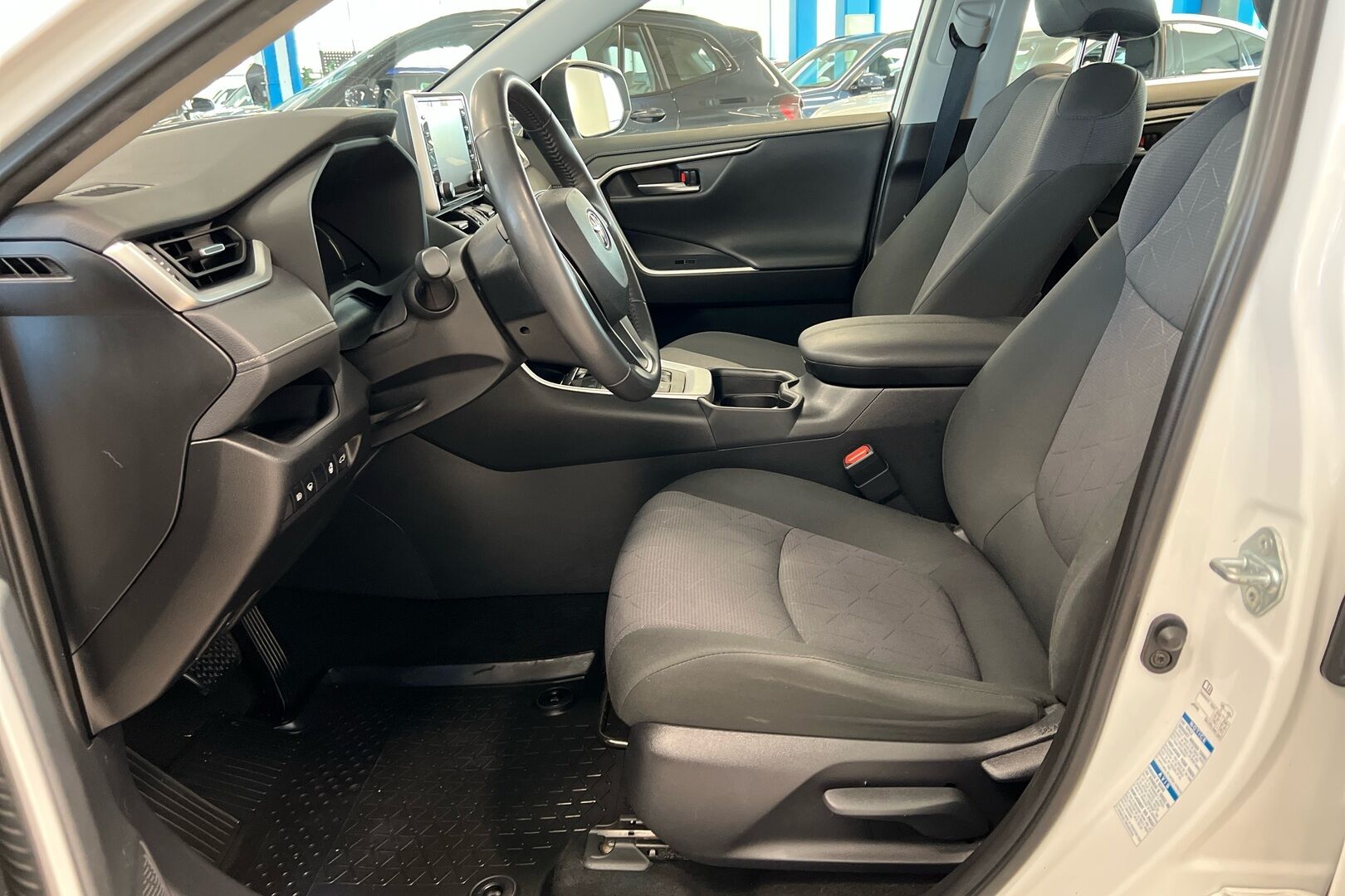 Toyota RAV4 iso kuva 8