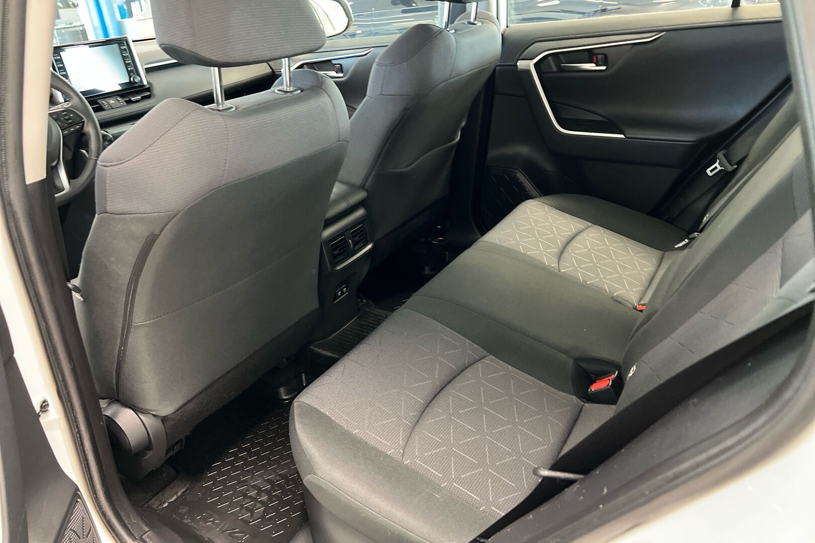 Toyota RAV4 iso kuva 9
