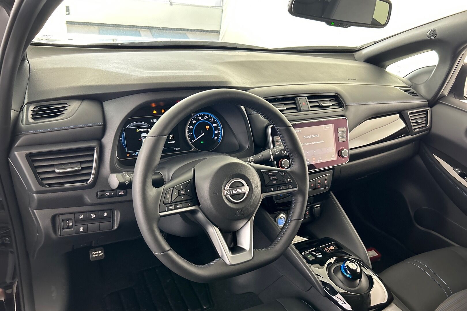 Nissan Leaf iso kuva 7