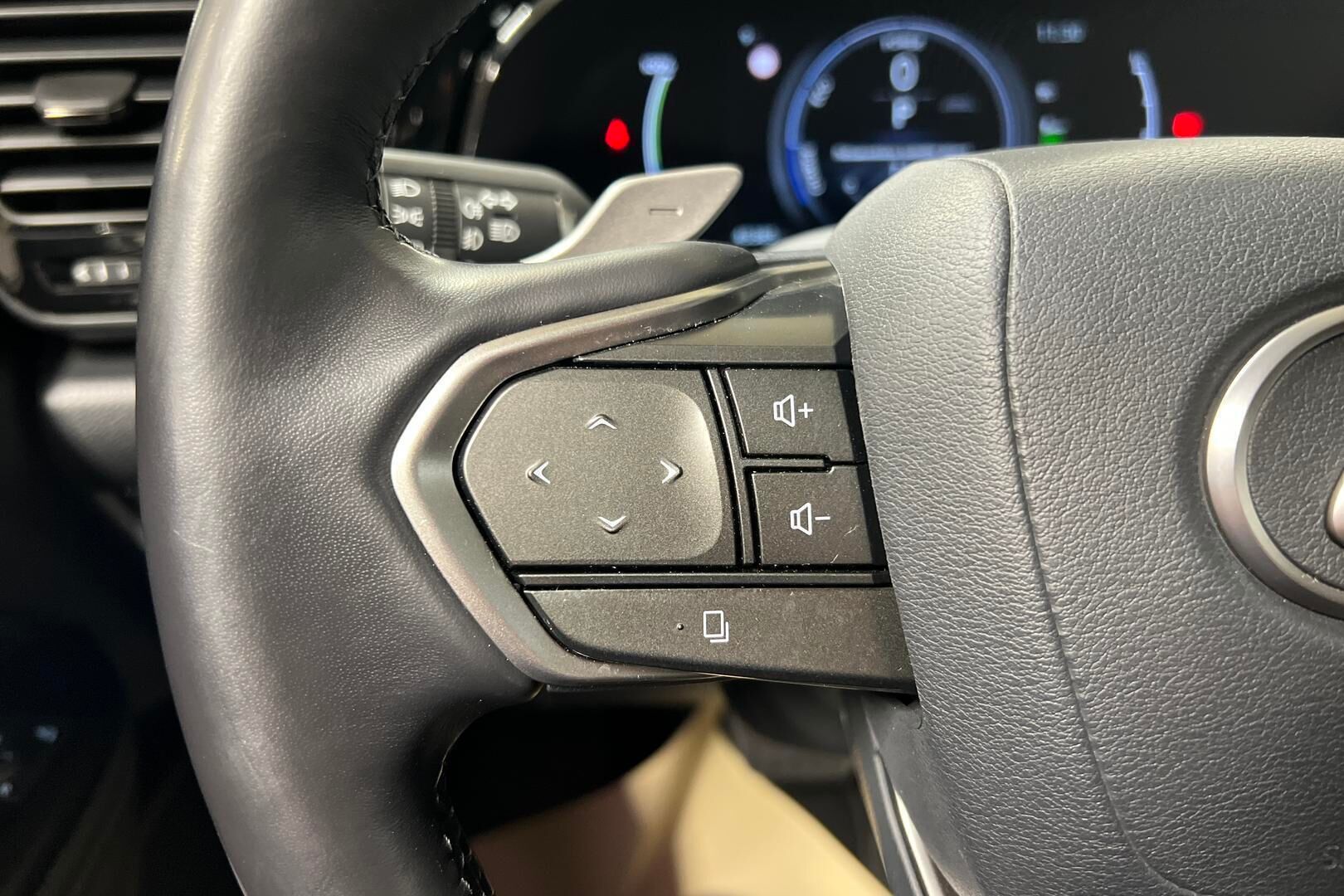 Lexus NX iso kuva 15