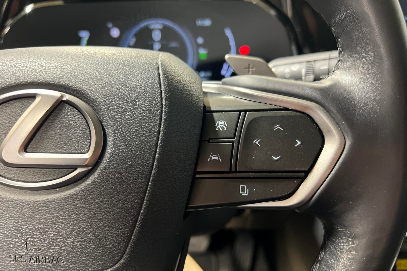 Lexus NX iso kuva 16