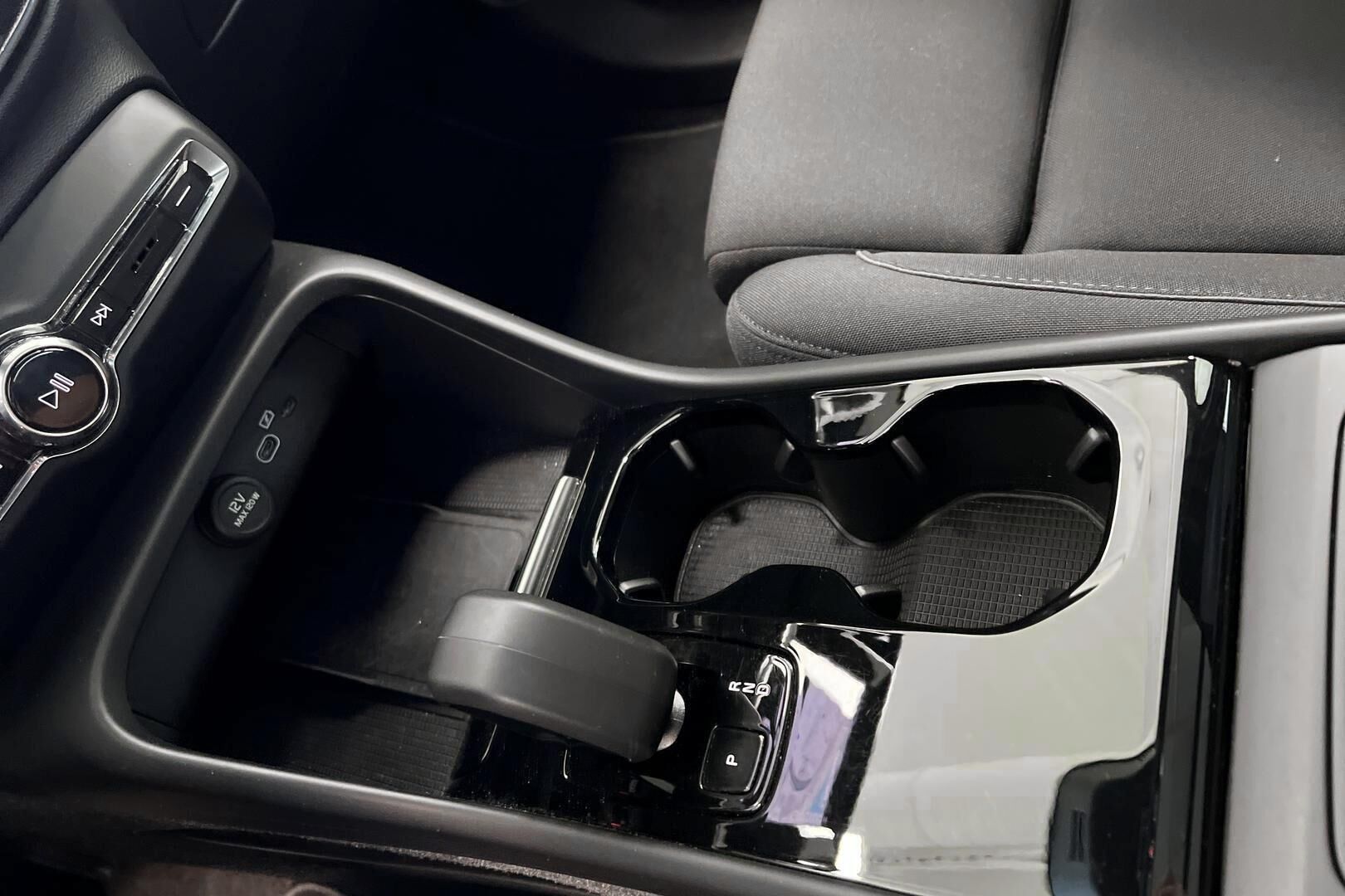 Volvo XC40 iso kuva 14