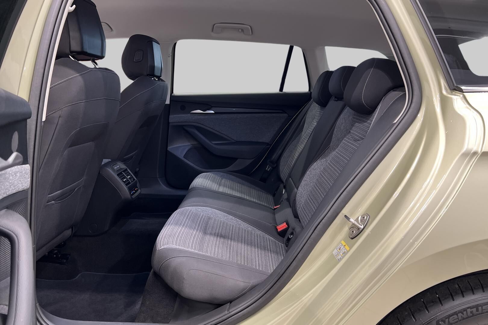 Skoda Superb iso kuva 10