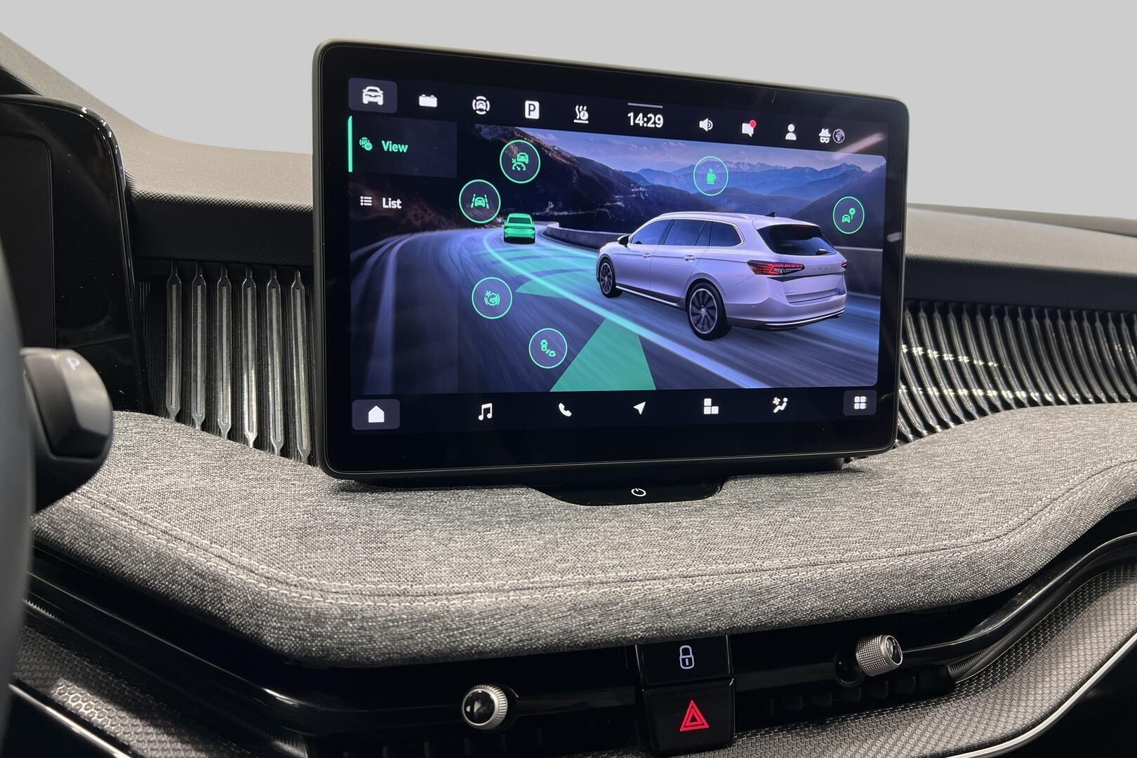 Skoda Superb iso kuva 18