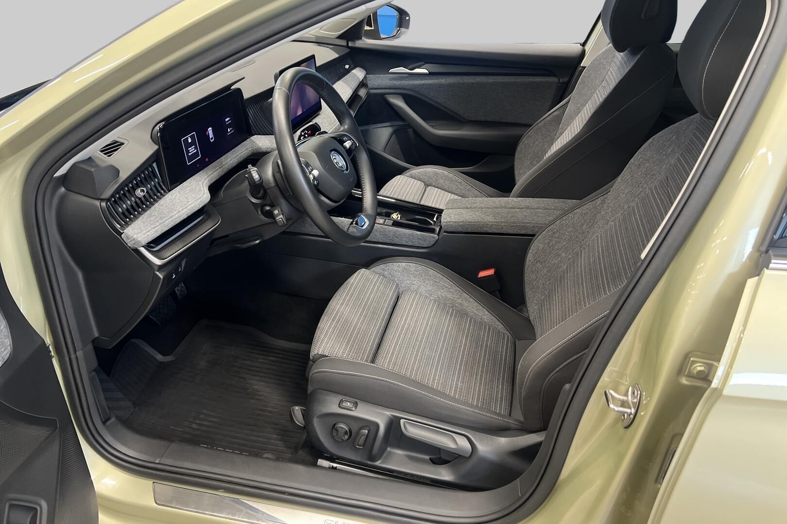 Skoda Superb iso kuva 9