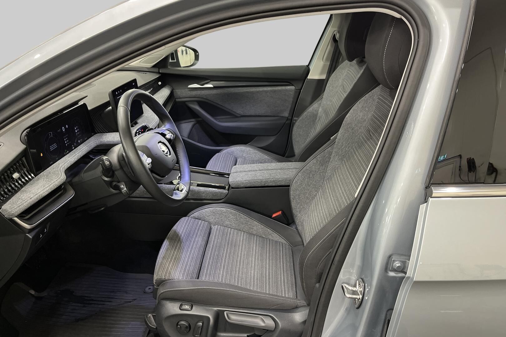 Skoda Superb iso kuva 8