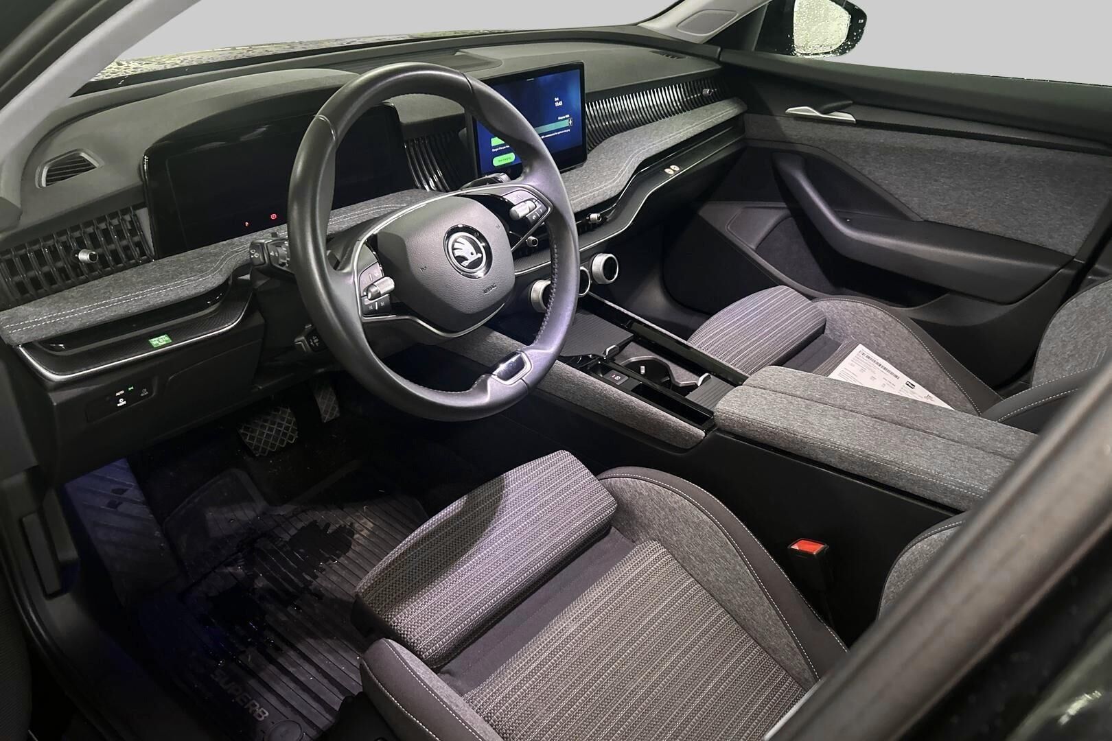 Skoda Superb iso kuva 2