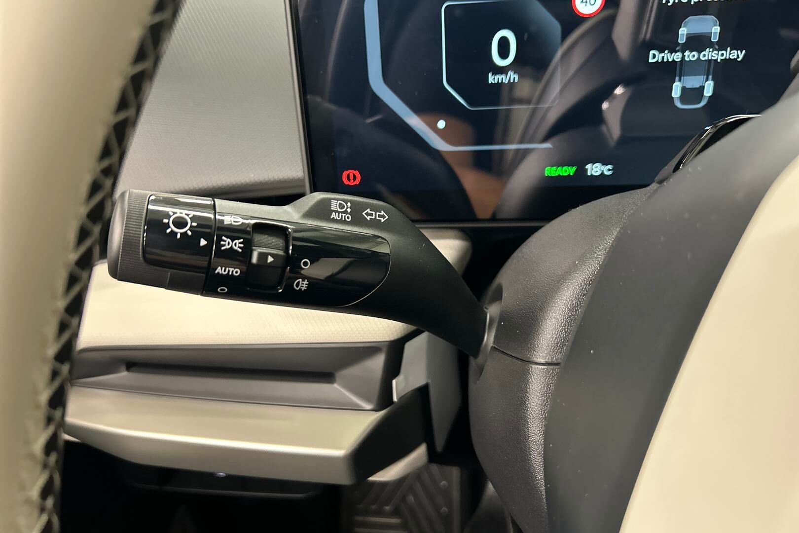 Kia EV4 iso kuva 18