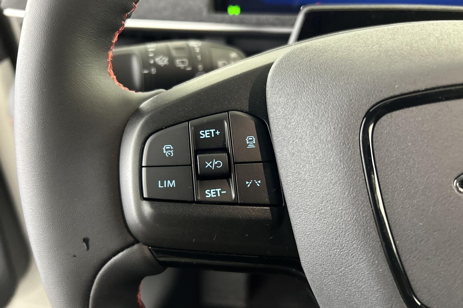 Ford Mustang Mach-E iso kuva 24