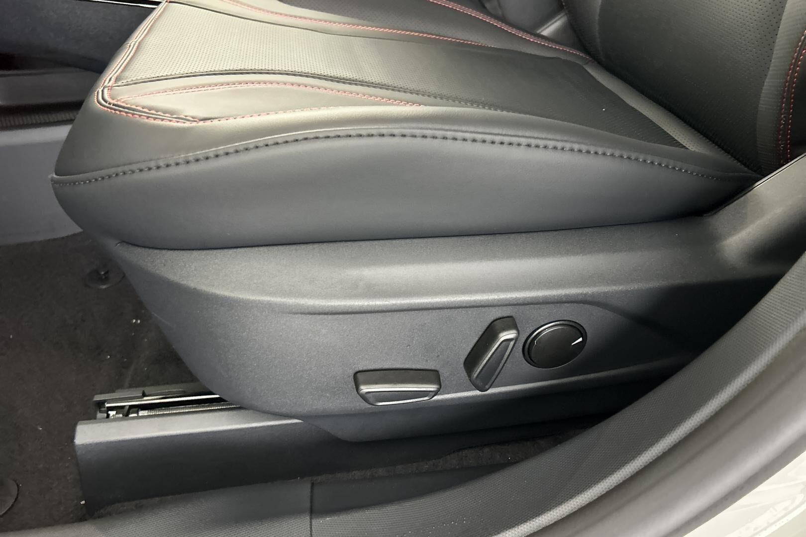 Ford Mustang Mach-E iso kuva 30