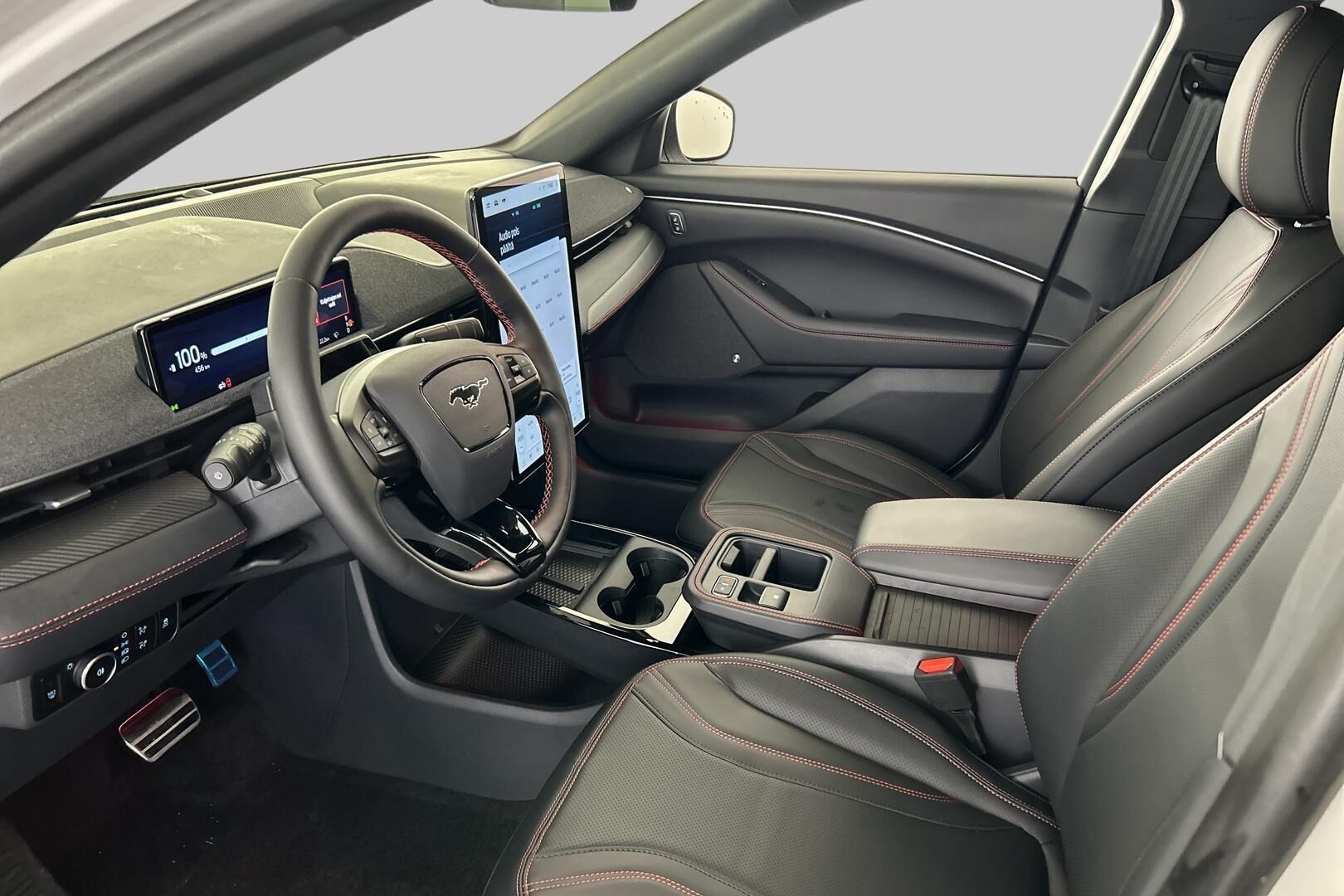 Ford Mustang Mach-E iso kuva 8